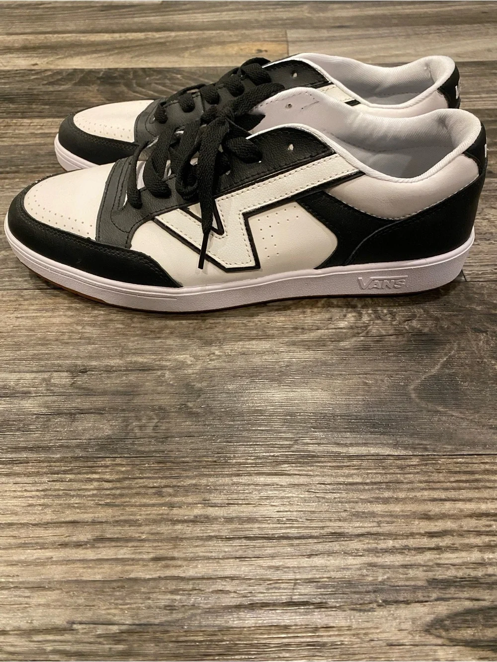 Vans Men's Black & White Low-Top Sneakers